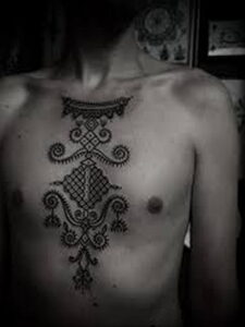 Фото тату: Мужчина с большой татуировкой в стиле dotwork на груди. Черно-белый рисунок с геометрическими узорами.