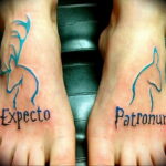 Фото тату: парные татуировки единорогов и надписей "Expecto Patronum" на стопах, выполненные в голубых чернилах.