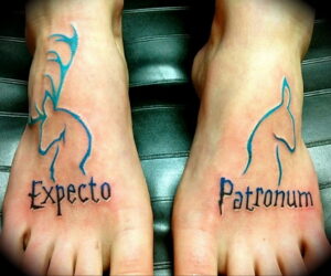 Фото тату: парные татуировки единорогов и надписей "Expecto Patronum" на стопах, выполненные в голубых чернилах.