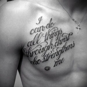 Фото тату на груди: религиозная цитата "I can do all things through Christ who strengthens me" выполненная в стиле леттеринг.