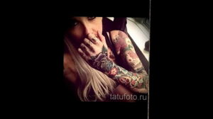 Фото женского рукава татуировки: красочный букет цветов, включая розы и пионы, с добавлением ярких узоров и деталей.