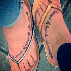Фотография парных татуировок на стопах: надписи 'because of them I give my all' и 'because of her I will not fall'.