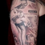 Фото тату в стиле олдскул на руке. Изображение девушки в стиле пин-ап, фон - город Вегас. Черно-белая татуировка с яркими акцентами.