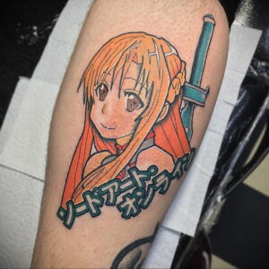 Фото тату персонажа аниме Sword Art Online на руке. Яркие цвета, детальная прорисовка лица и одежды. Отличный эскиз тату для фанатов аниме.