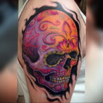 Фото тату черепа на плече: красочный череп в стиле Day of the Dead, украшенный цветами и узорами. Яркий и детализированный рисунок татуировки.