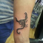 Фото тату маленький скорпион 16.01.2021 №0027 -little scorpion tattoo- tatufoto.com