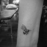 Фото тату мохнатый полосатый шмель 03.01.2021 №013 -bumblebee tattoo- tatufoto.com