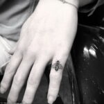 Фото тату мохнатый полосатый шмель 03.01.2021 №017 -bumblebee tattoo- tatufoto.com