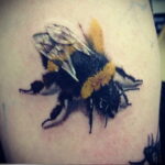 Фото тату мохнатый полосатый шмель 03.01.2021 №019 -bumblebee tattoo- tatufoto.com
