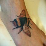 Фото тату мохнатый полосатый шмель 03.01.2021 №026 -bumblebee tattoo- tatufoto.com