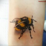 Фото тату мохнатый полосатый шмель 03.01.2021 №027 -bumblebee tattoo- tatufoto.com