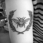 Фото тату мохнатый полосатый шмель 03.01.2021 №028 -bumblebee tattoo- tatufoto.com