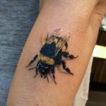 Фото тату мохнатый полосатый шмель 03.01.2021 №029 -bumblebee tattoo- tatufoto.com