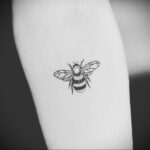 Фото тату мохнатый полосатый шмель 03.01.2021 №032 -bumblebee tattoo- tatufoto.com