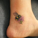Фото тату мохнатый полосатый шмель 03.01.2021 №034 -bumblebee tattoo- tatufoto.com