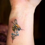 Фото тату мохнатый полосатый шмель 03.01.2021 №035 -bumblebee tattoo- tatufoto.com
