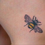 Фото тату мохнатый полосатый шмель 03.01.2021 №038 -bumblebee tattoo- tatufoto.com