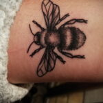 Фото тату мохнатый полосатый шмель 03.01.2021 №039 -bumblebee tattoo- tatufoto.com