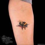 Фото тату мохнатый полосатый шмель 03.01.2021 №042 -bumblebee tattoo- tatufoto.com