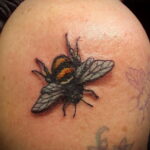 Фото тату мохнатый полосатый шмель 03.01.2021 №044 -bumblebee tattoo- tatufoto.com