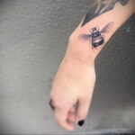 Фото тату мохнатый полосатый шмель 03.01.2021 №045 -bumblebee tattoo- tatufoto.com