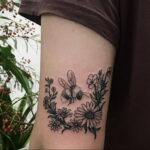 Фото тату мохнатый полосатый шмель 03.01.2021 №048 -bumblebee tattoo- tatufoto.com