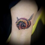 Фото тату мохнатый полосатый шмель 03.01.2021 №051 -bumblebee tattoo- tatufoto.com