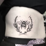 Фото тату мохнатый полосатый шмель 03.01.2021 №052 -bumblebee tattoo- tatufoto.com
