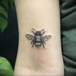 Фото тату мохнатый полосатый шмель 03.01.2021 №053 -bumblebee tattoo- tatufoto.com