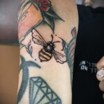 Фото тату мохнатый полосатый шмель 03.01.2021 №054 -bumblebee tattoo- tatufoto.com