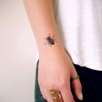 Фото тату мохнатый полосатый шмель 03.01.2021 №055 -bumblebee tattoo- tatufoto.com
