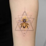 Фото тату мохнатый полосатый шмель 03.01.2021 №063 -bumblebee tattoo- tatufoto.com