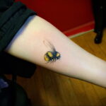 Фото тату мохнатый полосатый шмель 03.01.2021 №068 -bumblebee tattoo- tatufoto.com