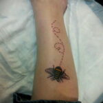 Фото тату мохнатый полосатый шмель 03.01.2021 №072 -bumblebee tattoo- tatufoto.com