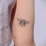 Фото тату мохнатый полосатый шмель 03.01.2021 №080 -bumblebee tattoo- tatufoto.com
