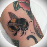 Фото тату мохнатый полосатый шмель 03.01.2021 №083 -bumblebee tattoo- tatufoto.com