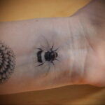 Фото тату мохнатый полосатый шмель 03.01.2021 №084 -bumblebee tattoo- tatufoto.com