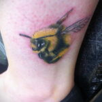 Фото тату мохнатый полосатый шмель 03.01.2021 №085 -bumblebee tattoo- tatufoto.com
