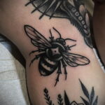 Фото тату мохнатый полосатый шмель 03.01.2021 №088 -bumblebee tattoo- tatufoto.com