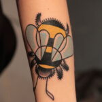Фото тату мохнатый полосатый шмель 03.01.2021 №089 -bumblebee tattoo- tatufoto.com