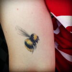 Фото тату мохнатый полосатый шмель 03.01.2021 №095 -bumblebee tattoo- tatufoto.com