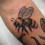Фото тату мохнатый полосатый шмель 03.01.2021 №096 -bumblebee tattoo- tatufoto.com