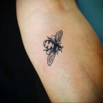 Фото тату мохнатый полосатый шмель 03.01.2021 №097 -bumblebee tattoo- tatufoto.com