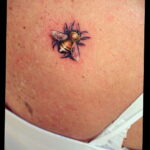Фото тату мохнатый полосатый шмель 03.01.2021 №102 -bumblebee tattoo- tatufoto.com
