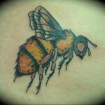 Фото тату мохнатый полосатый шмель 03.01.2021 №104 -bumblebee tattoo- tatufoto.com