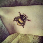 Фото тату мохнатый полосатый шмель 03.01.2021 №107 -bumblebee tattoo- tatufoto.com