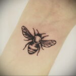 Фото тату мохнатый полосатый шмель 03.01.2021 №108 -bumblebee tattoo- tatufoto.com