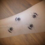 Фото тату мохнатый полосатый шмель 03.01.2021 №109 -bumblebee tattoo- tatufoto.com