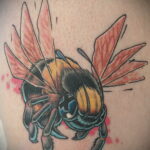 Фото тату мохнатый полосатый шмель 03.01.2021 №113 -bumblebee tattoo- tatufoto.com