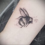 Фото тату мохнатый полосатый шмель 03.01.2021 №114 -bumblebee tattoo- tatufoto.com